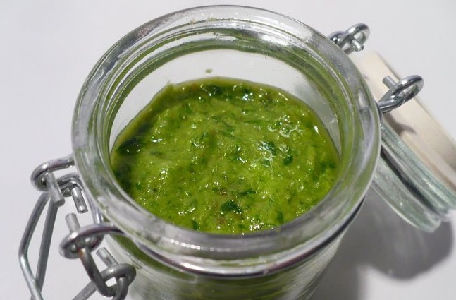 Pesto mērce ar savvaļas ķiplokiem, valriekstiem un pekorīno