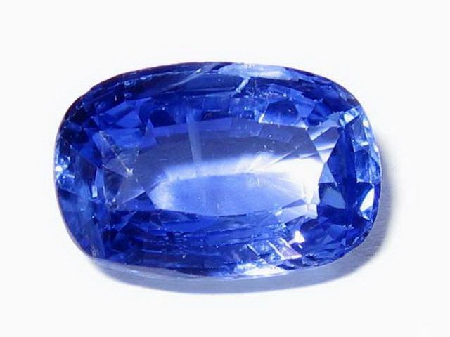 Sapphire ir ideāli piemērots brūnaļām meitenēm